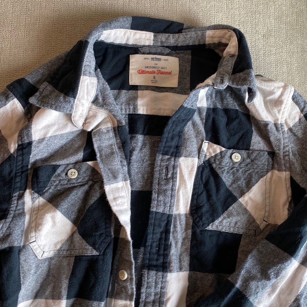 Awesome soft ultimate flannel boys size XL urban pipeline shirt. Black/white